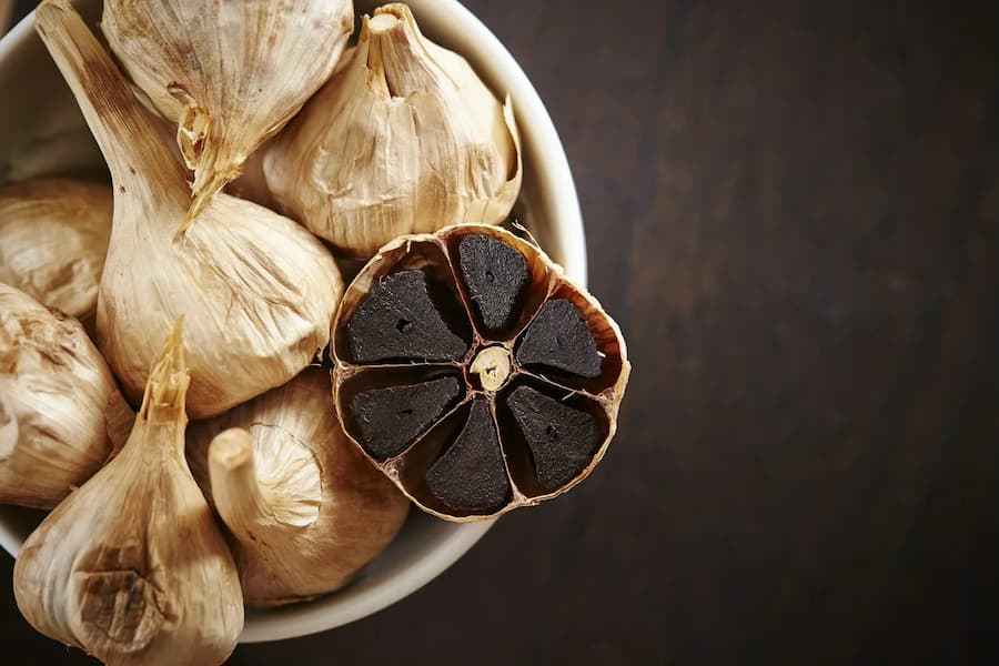 سیر سیاه شیراز با طعم متعادل و بافت نرم انتخابی مناسب